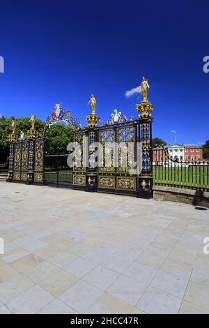 Golden Gates, Municipio e giardini, Warrington Town, Cheshire, Inghilterra, Regno Unito Foto Stock