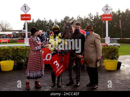 La proprietaria sig.ra J Donnelly, il jockey Nico de Boinville (seconda a sinistra) e l'allenatore Nicky Henderson celebrano dopo che Shishkin vince la caccia alle orchidee nel deserto di Ladbrokes durante il giorno della caccia alle orchidee nel deserto del Festival di Natale di Ladbrokes al Kempton Park. Data foto: Lunedì 27 dicembre 2021. Foto Stock