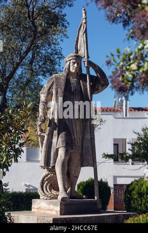 Jerez de los Caballeros, Spagna - 6 dicembre 2021: Statua di Cristoforo Colombo. Fu costruita da Lorenzo Coullaut Valera per l'esposizione universale Foto Stock