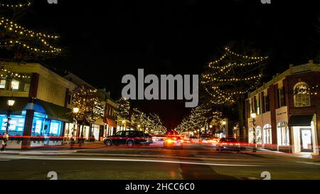 NEW CANAAN, CT, USA - DICEMBRE 21 2021: Serata prima di Natale su Elm Street con luci e decorazioni per le vacanze Foto Stock