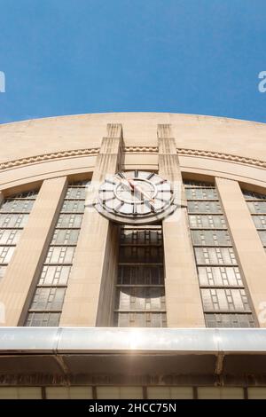 orologio sulla parte anteriore del Cincinnati Union Terminal è una stazione ferroviaria e centro museo interurbano Art Deco a Cincinnati Ohio Foto Stock