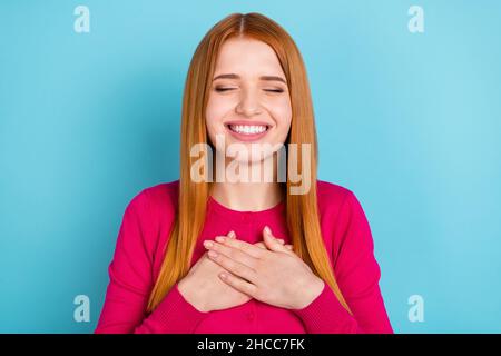 Ritratto di attraente felice ragazza sognante allegra capelli rossi godendo di ispirazione isolato su sfondo di colore blu vivo Foto Stock