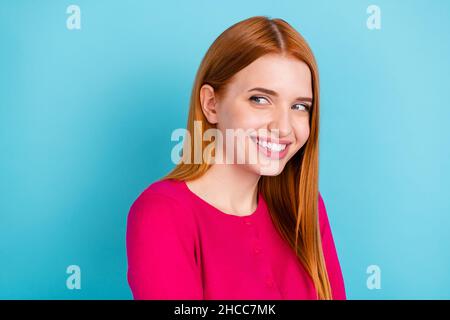 Ritratto di attraente allegro curioso ragazza dai capelli rossi guardando da parte spazio copia isolato su sfondo di colore blu vivo Foto Stock