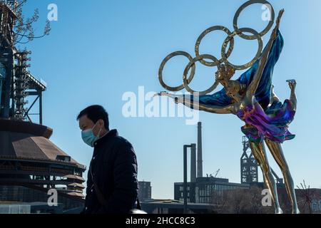 Una statua con gli anelli olimpici intitolata 'Deating with the Winter Olympics' a Pechino, Cina. 26-dic-2021 Foto Stock