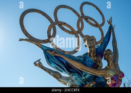 Una statua con gli anelli olimpici intitolata 'Deating with the Winter Olympics' a Pechino, Cina. 26-dic-2021 Foto Stock