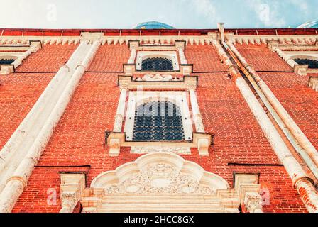 Elementi della facciata della Cattedrale della Dormizione del Cremlino Ryazan in una giornata estiva contro il cielo Foto Stock