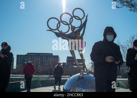 Una statua con gli anelli olimpici intitolata 'Deating with the Winter Olympics' a Pechino, Cina. 26-dic-2021 Foto Stock