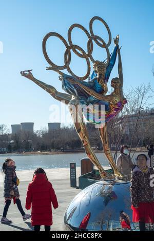 Una statua con gli anelli olimpici intitolata 'Deating with the Winter Olympics' a Pechino, Cina. 26-dic-2021 Foto Stock