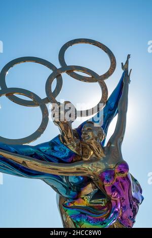 Una statua con gli anelli olimpici intitolata 'Deating with the Winter Olympics' a Pechino, Cina. 26-dic-2021 Foto Stock