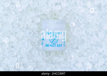 Consistenza di nuovi cristalli di gel di silice. Si tratta di una sostanza  igroscopica. Assorbe e trattiene il vapore acqueo Foto stock - Alamy