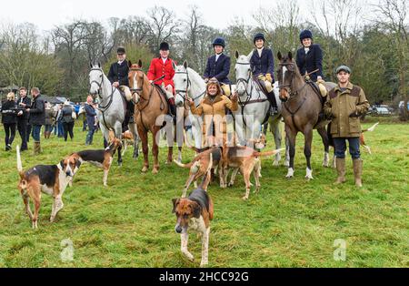 James Holliday, Huntsman John Holliday, Lady Alice Manners, Emma, Duchessa di Rutland (a piedi), Lady Eliza Manners, Lady Violet Manners, Charles, Marchese di Granby (a piedi) al Belvoir Hunt Boxing Day incontro al Belvoir Castle Engine Yard, lunedì 27 dicembre 2021 © 2021 Nico Morgan. Tutti i diritti riservati Foto Stock