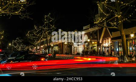 NEW CANAAN, CT, USA - DICEMBRE 21 2021: Serata prima di Natale su Elm Street con luci e decorazioni per le vacanze Foto Stock