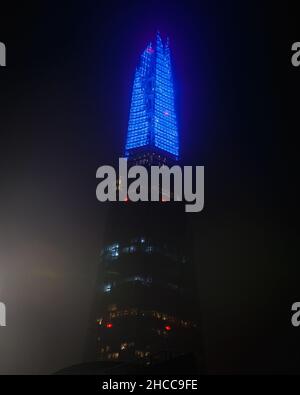 Primo piano del London Shard durante la stagione festiva. Foto Stock