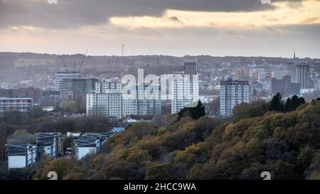 Il paesaggio urbano di Bristol, tra cui Barton Hill Estate e il centro città, vista da Trooper's Hill. Foto Stock