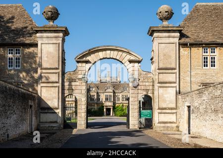 La casa padronale elisabettiana di Corsham Court si intravede attraverso la sua grande porta barocca nel Wiltshire. Foto Stock