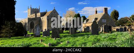 Snowdrops, St Marys Church, Woodnewton Village, Northamptonshire, Inghilterra, REGNO UNITO Foto Stock