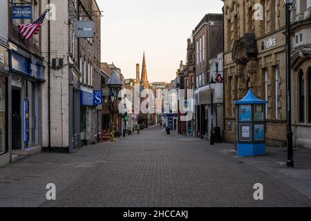 South Street, la strada principale dello shopping a Dorchester, è vuota dopo l'orario di apertura a Dorset. Foto Stock
