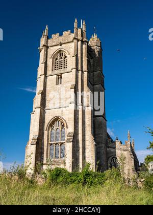 La tradizionale chiesa parrocchiale gotica di St Julian nel villaggio di Wellow, Somerset. Foto Stock