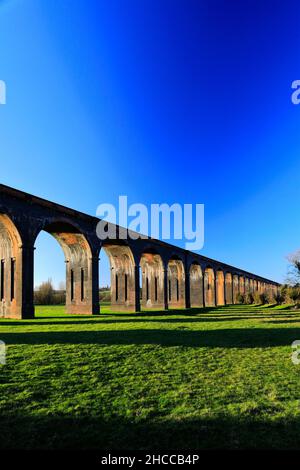 Il viadotto della ferrovia di Harringworth; valle del fiume Welland; Northamptonshire; Inghilterra, Regno Unito il viadotto è lungo 1.275 yarde ed ha 82 archi, ciascuno con un 4 Foto Stock