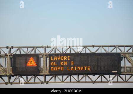 Autostrada Milano A8 Laghi - Dicembre 26th 2021 abbonamento pass telepass automatico corsie gialle per guida non-stop e carta di credito blu Foto Stock