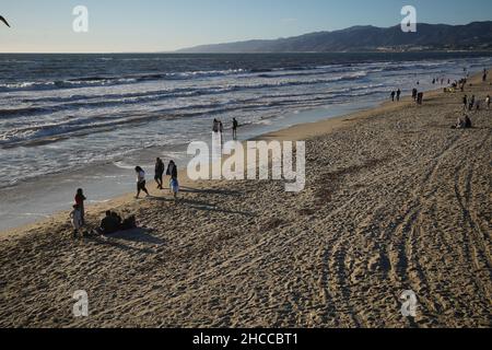 Santa Monica, Stati Uniti. 26th Dic 2021. La gente che si diverte a Santa Monica state Beach.durante le vacanze di Natale, molta gente ha deciso di viaggiare. A Santa Monica, una città in California, ci sono stati molti visitatori venuti e hanno fatto un tour. Credit: SOPA Images Limited/Alamy Live News Foto Stock