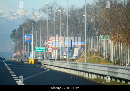 Autostrada Milano A8 Laghi - Dicembre 26th 2021 abbonamento pass telepass automatico corsie gialle per guida non-stop e carta di credito blu Foto Stock