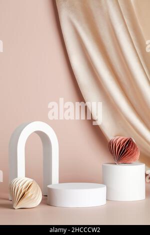 Podio per esposizione prodotti su sfondo beige con decoro in tessuto e carta a nido d'ape. Sfondo prodotto per Natale e inverno. Foto Stock