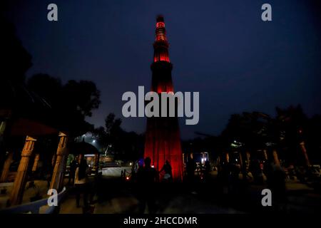 New Delhi, India. 26th Dic 2021. I visitatori scattano foto di una replica di Qutab Minar al Bharat Darshan Park a Nuova Delhi. Il parco ha riproduzioni di diversi monumenti iconici dell'India costruiti con rottami e rifiuti. Credit: SOPA Images Limited/Alamy Live News Foto Stock