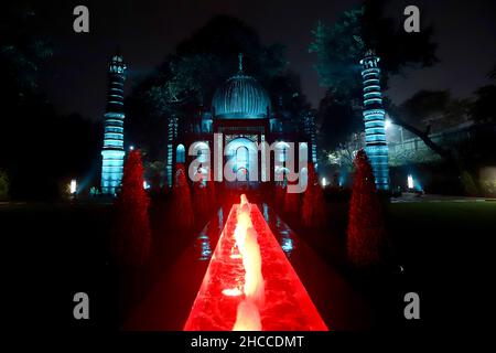 New Delhi, India. 26th Dic 2021. Vista di una replica di Taj Mahal a Bharat Darshan Park a Nuova Delhi. Il parco ha riproduzioni di diversi monumenti iconici dell'India costruiti con rottami e rifiuti. Credit: SOPA Images Limited/Alamy Live News Foto Stock