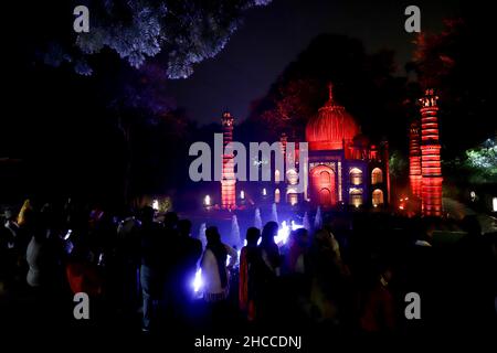 New Delhi, India. 26th Dic 2021. I visitatori scattano foto di una replica di Taj Mahal al Bharat Darshan Park a Nuova Delhi. Il parco ha riproduzioni di diversi monumenti iconici dell'India costruiti con rottami e rifiuti. (Foto di Amarjeet Kumar Singh/SOPA Imag/Sipa USA) Credit: Sipa USA/Alamy Live News Foto Stock