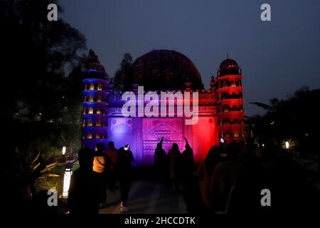 New Delhi, India. 26th Dic 2021. I visitatori scattano foto di una replica di Gol Gumbaz al Bharat Darshan Park a Nuova Delhi. Il parco ha riproduzioni di diversi monumenti iconici dell'India costruiti con rottami e rifiuti. (Foto di Amarjeet Kumar Singh/SOPA Imag/Sipa USA) Credit: Sipa USA/Alamy Live News Foto Stock