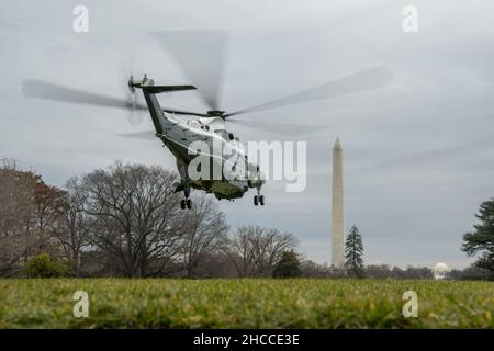 Washington, Stati Uniti. 27th Dic 2021. Il presidente Joe Biden parla ai media prima di salire a bordo di Marine One sul South Lawn sulla strada per il Delaware dalla Casa Bianca di Washington, DC lunedì 27 dicembre 2021. Foto di Ken Cedeno/UPI Credit: UPI/Alamy Live News Foto Stock