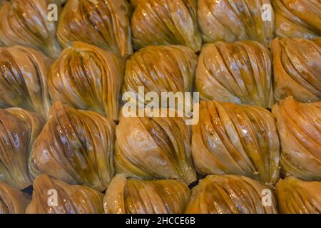 File di deliziosi baklava appena fatti Foto Stock