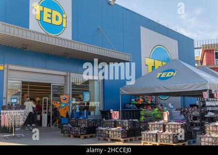 Palma de Mallorca, Spagna; dicembre 27 2021: Facciata principale della multinazionale tedesca farmacia, Tedi, nella città di Palma de Mallorca al sole Foto Stock