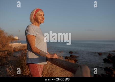 Bella donna anziana che riposa dopo l'allenamento alla natura Foto Stock