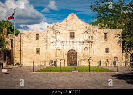 La facciata della Missione di Alamo a San Antonio Foto Stock