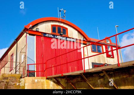 Una foto del capannone di salvataggio RNLI situato al porto di Arbroath, Angus, Scozia, Regno Unito, preso dalla spiaggia a bassa marea. Foto Stock