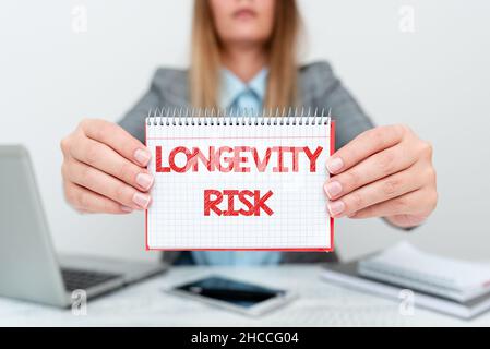 Rischio di longevità della didascalia concettuale. Parola per minaccia potenziale dovuto a vita crescente dei pensionati Consulente finanziario che dà i consigli di risparmio di denaro Foto Stock
