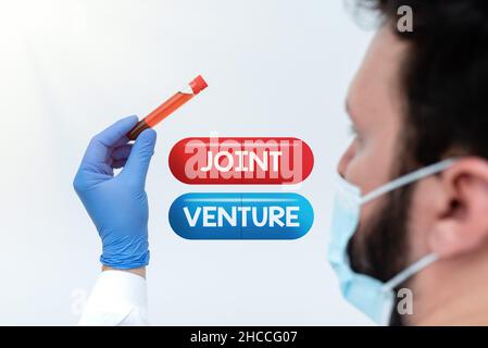 Scrittura visualizzazione del testo Joint Venture. Business Concept Collaboration Arrangement Parties Partnership Team Research Scientist presenta New Medicine Foto Stock