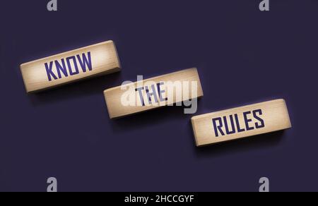 Conoscere le regole parole su blocchi di legno isolato su sfondo blu. Business processo di regolamentazione concetto. Foto Stock
