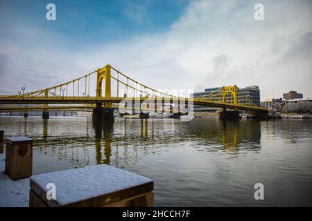 Roberto Clemente si affaccia sul fiume Allegheny con uno sfondo urbano a Pittsburgh, USA Foto Stock