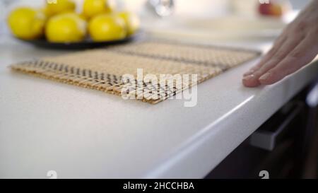 la ragazza spende la mano sul piano del tavolo, la ragazza e il piano di lavoro. T Foto Stock