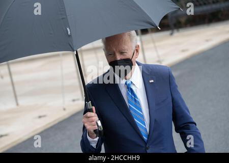 Il presidente degli Stati Uniti Joe Biden parla ai media prima di lasciare la Casa Bianca a Washington, DC, 27 dicembre 2021, diretta a Wilmington, DE. Credito: Chris Kleponis / CNP Foto Stock