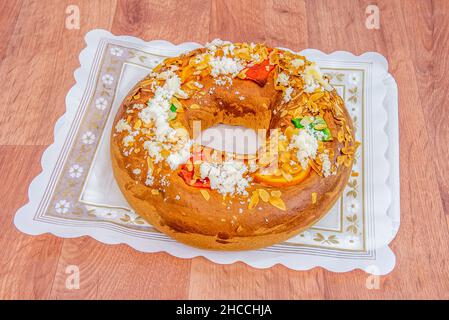 Tradizionale roscon de reyes ripieno di frutta candita su tavola di legno Foto Stock