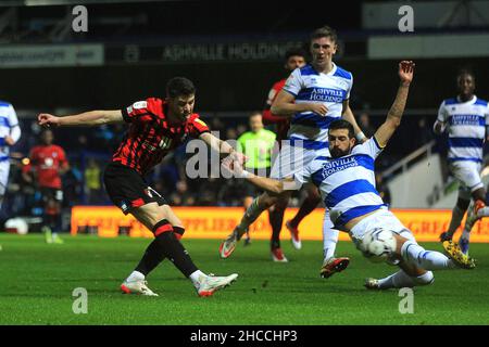 Londra, Regno Unito. 27th Dic 2021. Ryan Christie di Bournemouth (L) prende un colpo al traguardo. EFL Skybet Championship Match, Queens Park Rangers contro AFC Bournemouth al Kiyan Prince Foundation Stadium, Loftus Road a Londra lunedì 27th dicembre 2021. Questa immagine può essere utilizzata solo per scopi editoriali. Solo per uso editoriale, licenza richiesta per uso commerciale. Nessun uso in scommesse, giochi o un singolo club/campionato/player pubblicazioni. pic di Steffan Bowen/Andrew Orchard sport fotografia/Alamy Live news credito: Andrew Orchard sport fotografia/Alamy Live News Foto Stock