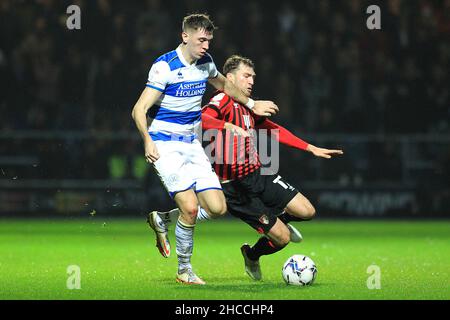 Londra, Regno Unito. 27th Dic 2021. Jimmy Dunne of Queens Park Rangers (L) tiene fuori Jack Stacey di Bournemouth (R). EFL Skybet Championship Match, Queens Park Rangers contro AFC Bournemouth al Kiyan Prince Foundation Stadium, Loftus Road a Londra lunedì 27th dicembre 2021. Questa immagine può essere utilizzata solo per scopi editoriali. Solo per uso editoriale, licenza richiesta per uso commerciale. Nessun uso in scommesse, giochi o un singolo club/campionato/player pubblicazioni. pic di Steffan Bowen/Andrew Orchard sport fotografia/Alamy Live news credito: Andrew Orchard sport fotografia/Alamy Live News Foto Stock