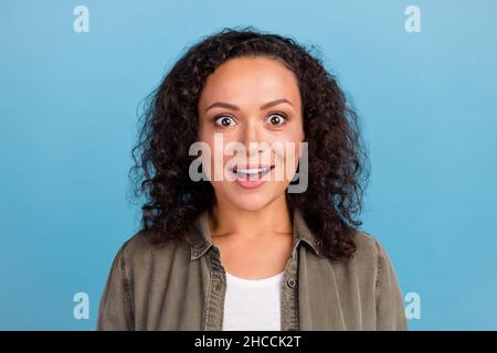 Foto di stupito allegro scioccato giovane afro americano donna fronte notizie reazione isolato su sfondo blu colore Foto Stock