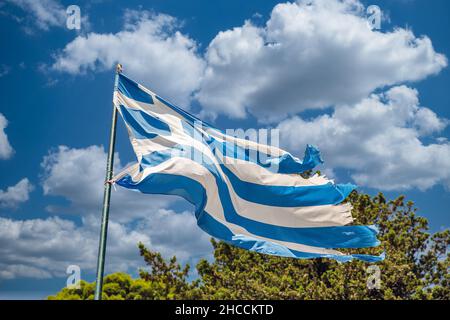shabby ragged bandiera greca che ondava nel primo piano del vento Foto Stock