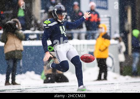 Seattle, WA, Stati Uniti. 26th Dic 2021. Il punter dei Seattle Seahawks Michael Dickson (4) fa un pugno durante una partita tra i Chicago Bears e i Seattle Seahawks al Lumen Field di Seattle, Washington. Gli orsi vincono il 25-24. Sean Brown/CSM/Alamy Live News Foto Stock