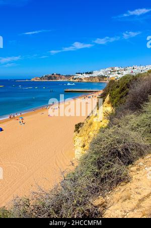 Una vista della bella Praia Dos Pescadores di Albufeira presa il 25th luglio 2019 Foto Stock